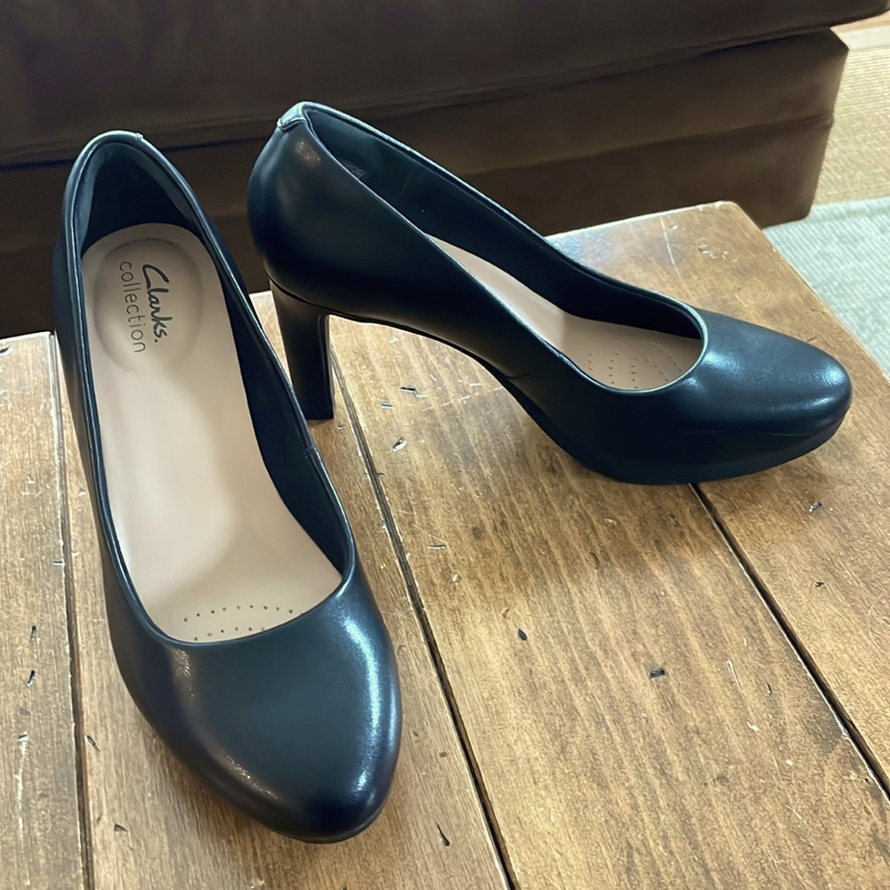 Clarks classic black pumps